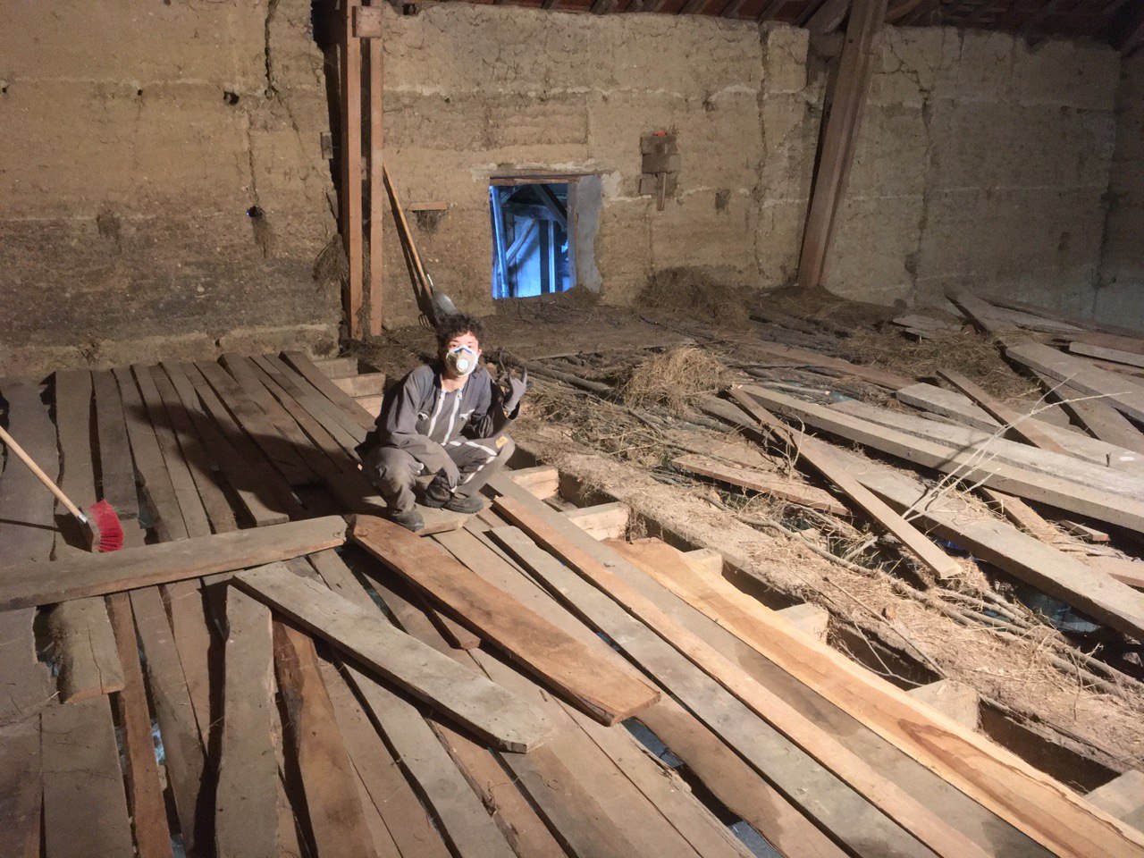 une personne pose sur un plancher de grange