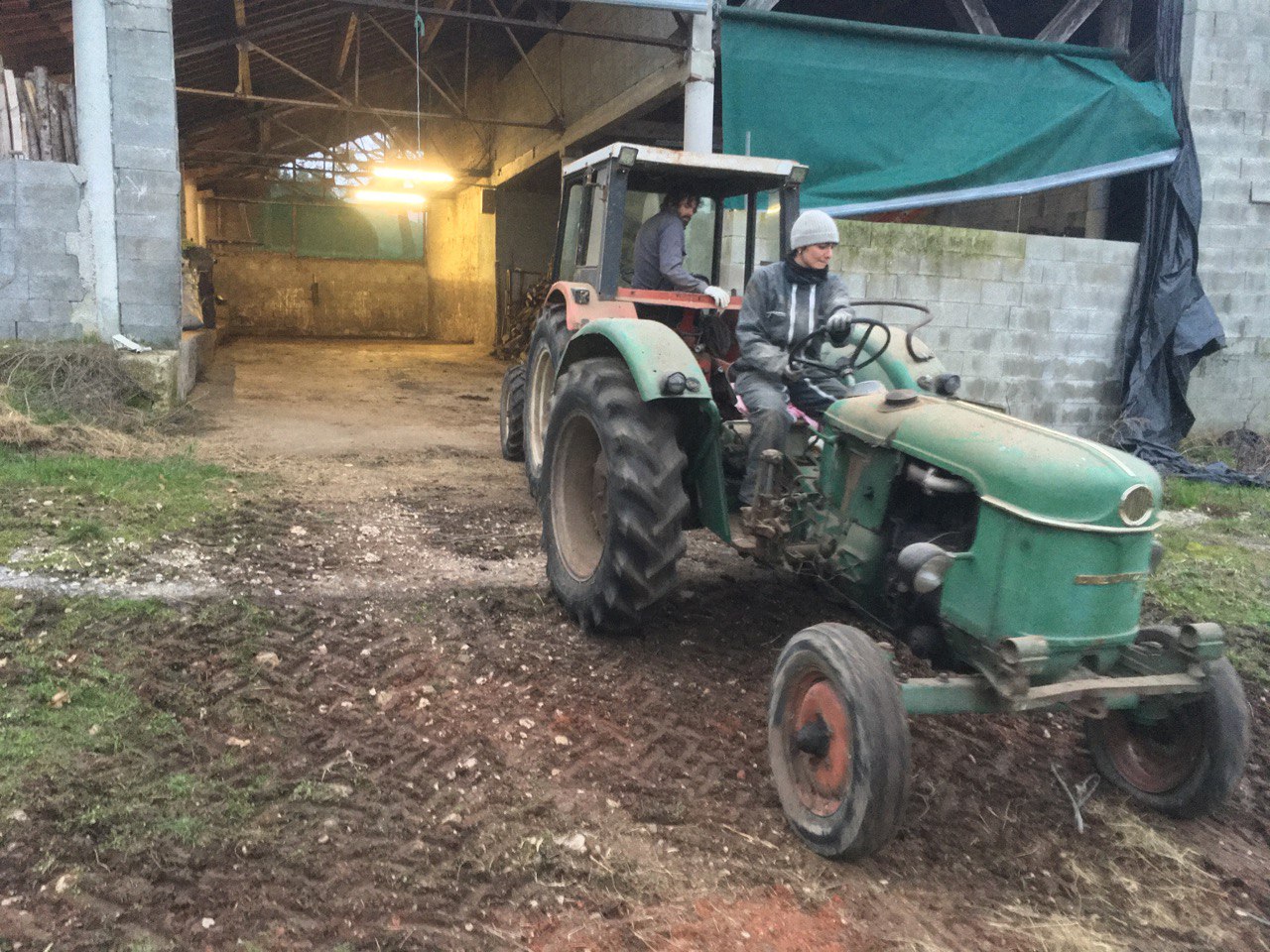 un tracteur remorque un autre en marche arrière